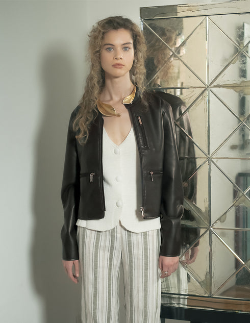 Chamarra para dama marca Nine West en color cafè.